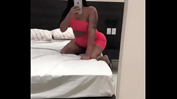 Preview 1 of Eurotic Tv Izzy Ass Show - cheguei na cama do motel,  vem me pegar gostoso macho