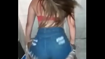 Preview 1 of Seachnaina Is - Gostosa de suti&atilde_ dan&ccedil_ando funk part 2