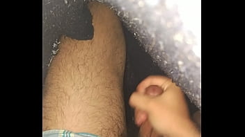Preview 2 of 2girls Pore - Hombre masturbandose bajo las cobijas