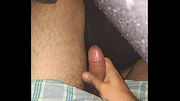 Preview 1 of 2girls Pore - Hombre masturbandose bajo las cobijas