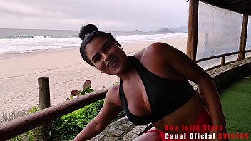 Preview 1 of Pussy Lucy Li - Passeio de carro terminou com a morena rabuda Ana J&uacute_lia sentando gostoso e indo leitinho na boca