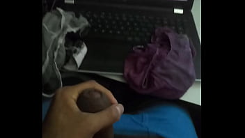 Preview 1 of Chaka X Video - Robe unas bragas a madre y me masturbo un rato antes de que llegue a casa