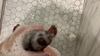 Preview 2 of Pornoicesto Madres - Stepsister joins stepbrother in shower and gives him a hand