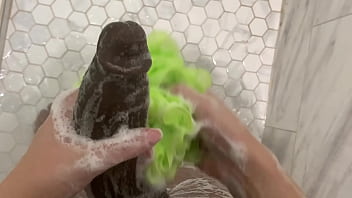 Preview 1 of Pornoicesto Madres - Stepsister joins stepbrother in shower and gives him a hand