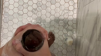 Preview 4 of Pornoicesto Madres - Stepsister joins stepbrother in shower and gives him a hand