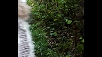 Preview 1 of Aunty Hubby - me lo chupa en el bosque