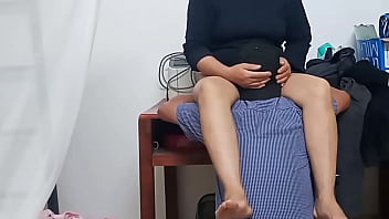 Preview 1 of Sekretaerin Has Tu Be Nude - Tranh thủ