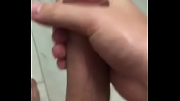 Preview 3 of Www Xporn C - Batendo uma no banheiro