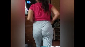 Preview 1 of Snakshy - Mi vecina tetona nos muestra sus nalgas