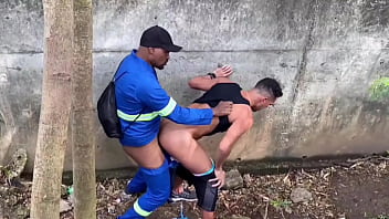 Preview 4 of Shazia Sahari Fucked - Trabalhador fudendo no mato com o twink