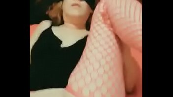 Preview 1 of Cute Feet Porn - &Eacute_ no C&Uacute_ que ela GOSTA de TOMAR e sentir PRAZER.