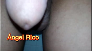 Preview 1 of Rap Xxx Vedo Com - Hombre Moreno se exhibe en el ba&ntilde_o