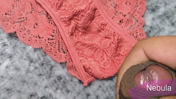 Preview 2 of Girl Besing - Me corr&iacute_ sobre el cachetero nuevo de encaje de mi mejor amiga,  los regres&eacute_ a su caj&oacute_n de ropa con mi leche