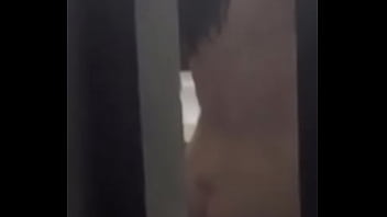 Preview 2 of Pencuci Lantai - Espiando a se&ntilde_ora desnuda saliendo de la ducha (comenten)