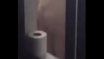 Preview 1 of Pencuci Lantai - Espiando a se&ntilde_ora desnuda saliendo de la ducha (comenten)
