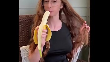 Preview 2 of Joi Latex Butt - Ruiva Chupando Banana