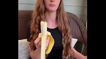 Preview 3 of Joi Latex Butt - Ruiva Chupando Banana