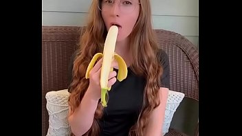 Preview 1 of Joi Latex Butt - Ruiva Chupando Banana
