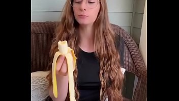 Preview 4 of Joi Latex Butt - Ruiva Chupando Banana