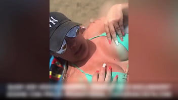 Preview 1 of Sony And Stepmom - GOSTO DE IR NA PRIA PARA DEPOIS SENTAR GOSTOSO NO MEU MARIDO E ELE VER A MARQUINHA DE BIQUINI