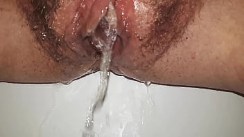 Preview 2 of Young Garls Xxxvidii - Pisse volle Blase ins Waschbecken