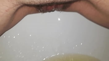 Preview 3 of Young Garls Xxxvidii - Pisse volle Blase ins Waschbecken