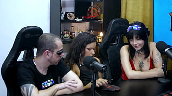 Preview 1 of Bangladeshi School Any Xxx - Yummi Paradise chegou chegando no Natal do P&aacute_pum,  mostrou seu corpo e empinou gostoso pro Ruan - Podcast P&aacute_pum no Barraco!