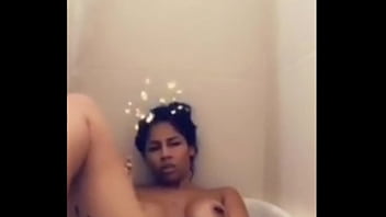 Preview 2 of Brazzern Big - Mulata paola si masturba nella vasca da bagno e si viene tutta