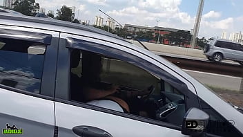 Preview 2 of Shemale Xxxvideo - A carioca fez um oral no carro em movimento no meio da Marginal Pinheiros - Angel Takemura
