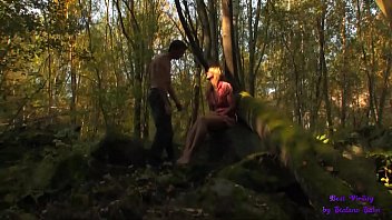Preview 1 of Czech Couple Money Threesome - Vede una giovane bionda che si tocca nel bosco da sola e gli infila il suo grosso cazzo in bocca e in fica