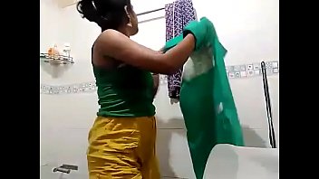 Preview 1 of South Had Movoe - Indian Bhabhi ne chul me dala kela apni bhosh me