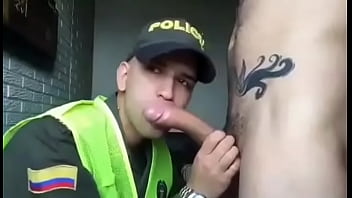 Preview 3 of Deepthrougt Sleeping - Polic&iacute_a colombiano chupando verga