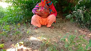 Preview 1 of Porn Video Xxy 18 Years Collige - Indian Aunty Outdoor Caught
