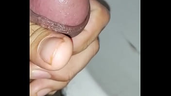 Preview 3 of Pova Scandal - Gozando en el ba&ntilde_o