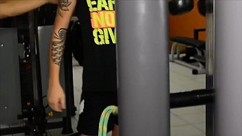 Preview 2 of Sexy Chut Hd Mp4 Video - PERSONAL TRAINER SAFADO COME SEU CLIENTE NO MEIO DA ACADEMIA