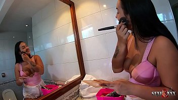 Preview 2 of Youjij Com 2018 - A novinha da bunda gigante d&aacute_ uma entrevista enquanto faz sua maquiagem - Stella Smeets