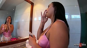 Preview 1 of Youjij Com 2018 - A novinha da bunda gigante d&aacute_ uma entrevista enquanto faz sua maquiagem - Stella Smeets
