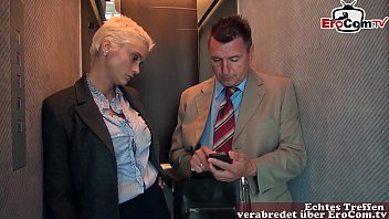 Preview 1 of Dpoverload Lana Croft Dp - Deutsche blonde kurze haare milf sekret&auml_rin bekommt anal im Fahrstuhl