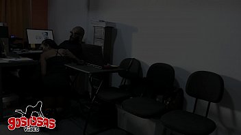 Preview 1 of Dark Skinned Big Ass - camera de seguran&ccedil_a no escritorio de produtora porn&ocirc_ ,  DIRETOR FUDENDO ATRIZ