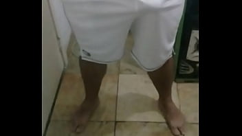 Preview 1 of Indian Boy Xxxcom Download - Dotado de pau duro na bermuda
