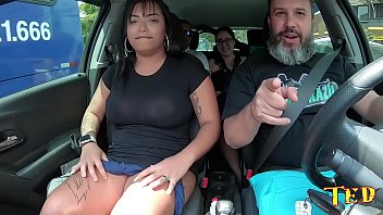 Preview 1 of Czech Wifi Swinger - Rolou muita putaria a caminho da ch&aacute_cara para grava&ccedil_&atilde_o e Tony Tigrao ganha punheta com as duas m&atilde_os - Angel Takemura - Mary RedQueen - Higor Negrao