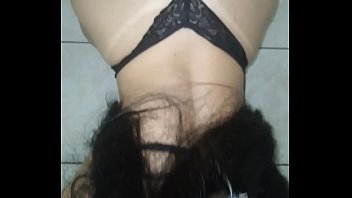 Preview 1 of Hot Pusshi - Ate eu fazendo comida ela me deixa doido