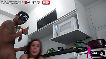 Preview 1 of S Leone - DOIS NOVINHOS ME COMERAM NA COZINHA ENQUANTO O CORNO TRABALHAVA * MARY REDQUEEN * - VEJA COMPLETO NO XVRED