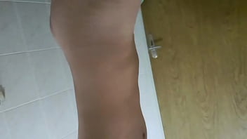 Preview 3 of Aggi Beea - Mostrando o pau mole e duro