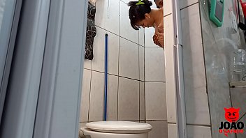 Preview 1 of Aila Bhatti Xxx - Filmando Escondido Pegando a magrinha no banheiro