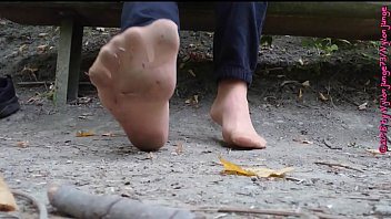 Preview 4 of Asian Herma - Schuhe und Nylonf&uuml_sse l&uuml_ften ** Outdoor im Wald **
