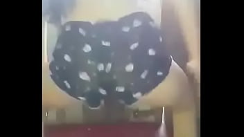 Preview 4 of Dan And Siser - Novinha dancando funk com short todo no rabo