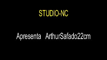 Preview 1 of Lesbains Sex Mom And Daughter - Novinho pirocudo vendo porno e gozando muito no tes&atilde_o parte 2