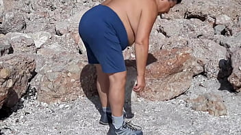 Preview 2 of 1 Temp 04 Infiel Culona Piurana - Strip on the beach. Fat mature wife  undresses on the beach in front of everyone to turn on the voyeurs