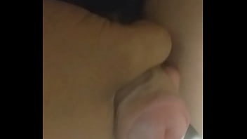 Preview 4 of Lesbiansex Kiss - Joven se mastuba en el ba&ntilde_o publico